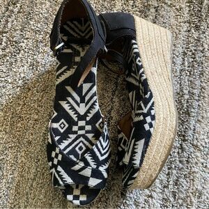 Toms Black and White Geometric Wedges Size 9- 7